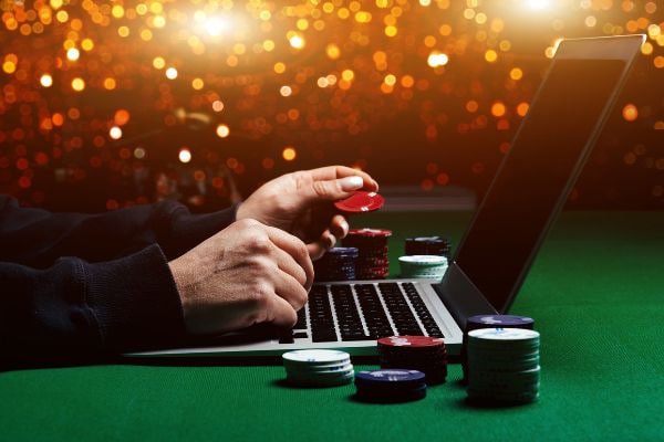 Representasi berbagai pilihan dukungan pengguna termasuk live chat dan email untuk kenyamanan layanan